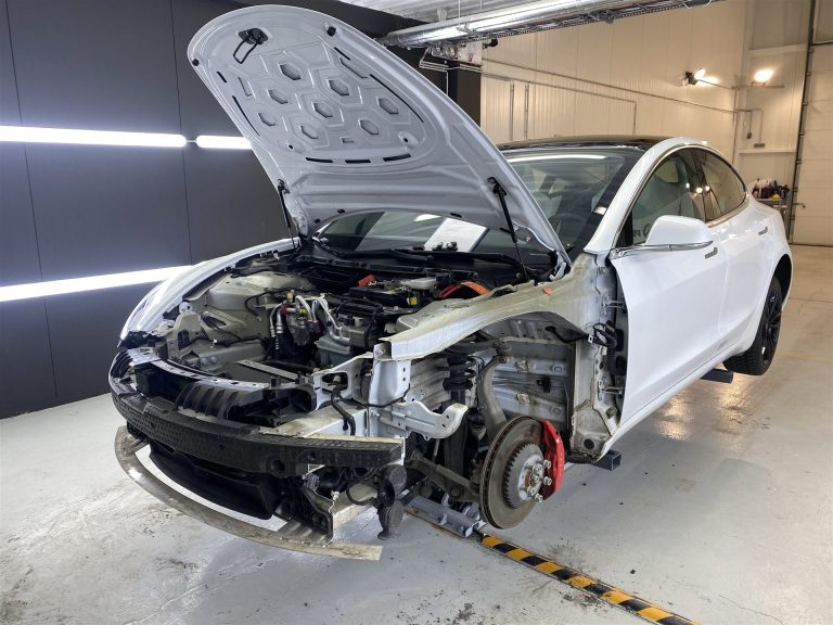 Tesla í viðgerð á verkstæði HS